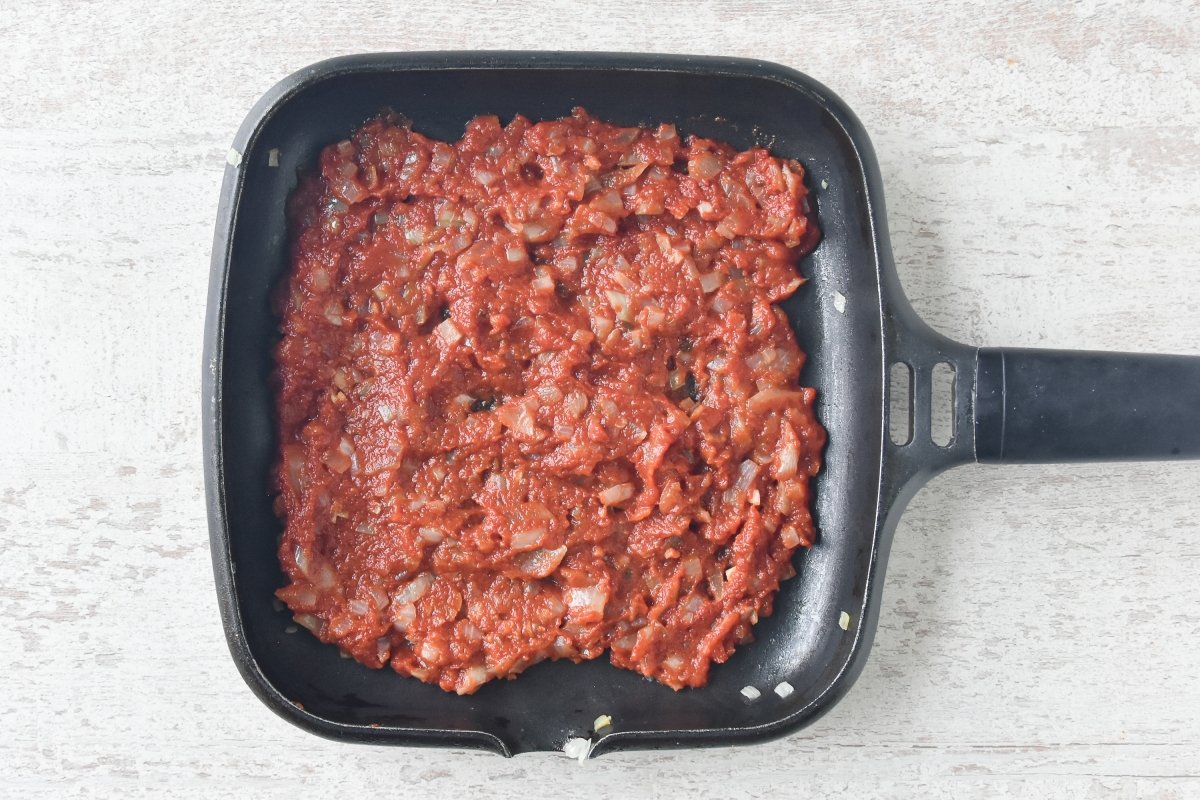 Repartimos la salsa de tomate con la cebolla en un recipiente apto para horno