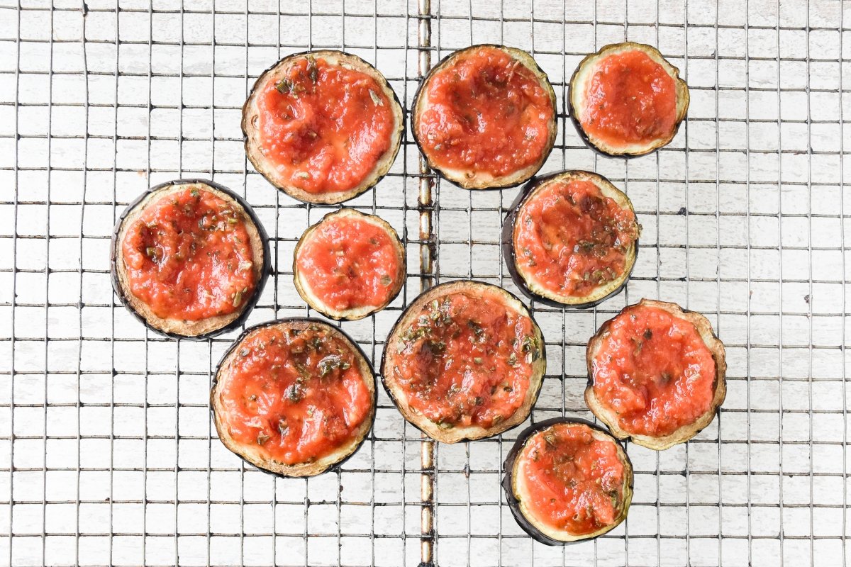 Repartimos la salsa de tomates sobre la berenjena