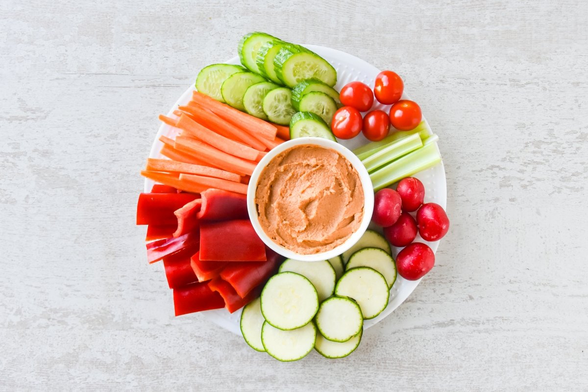 Repartimos las crudités de verduras con el dip elegido
