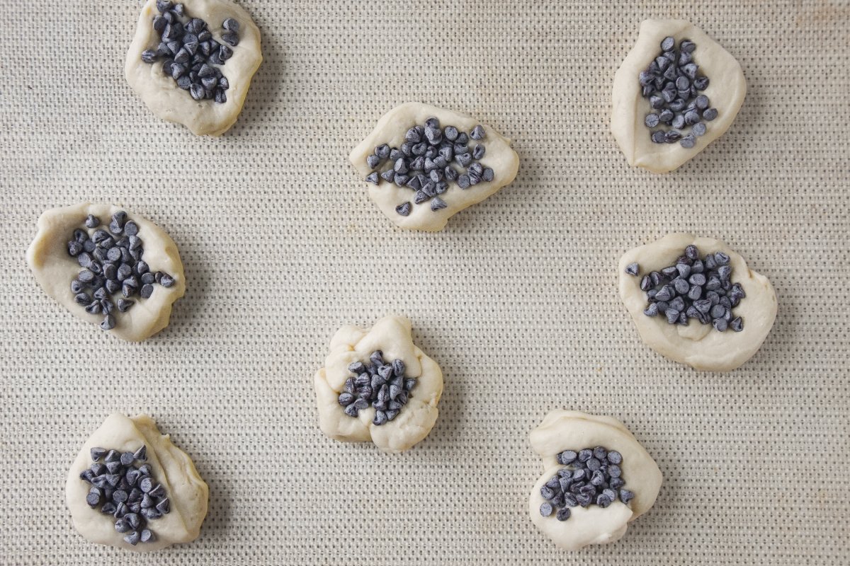 Repartimos las gotas de chocolate en las porciones de masa