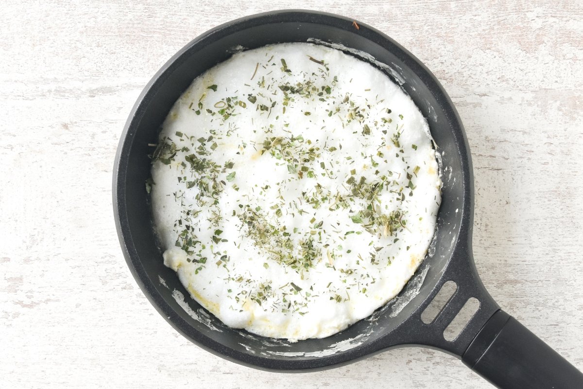 Repartimos las hierbas por encima de la tortilla de claras