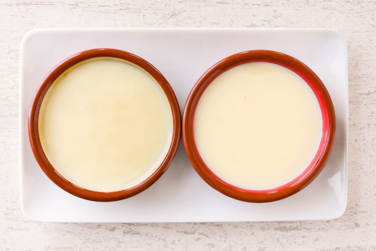 Repartimos las natillas sin huevo en cazuelitas
