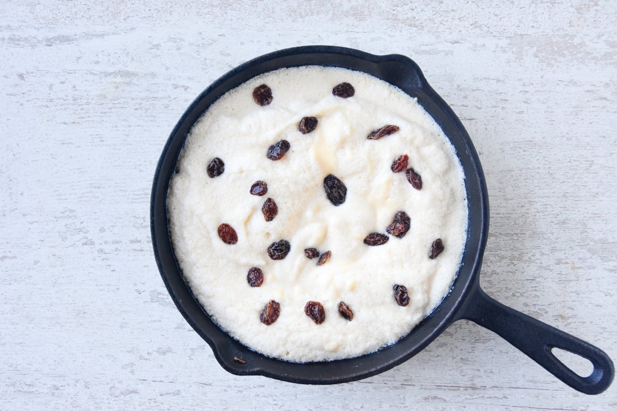 Repartimos las pasas maceradas por encima