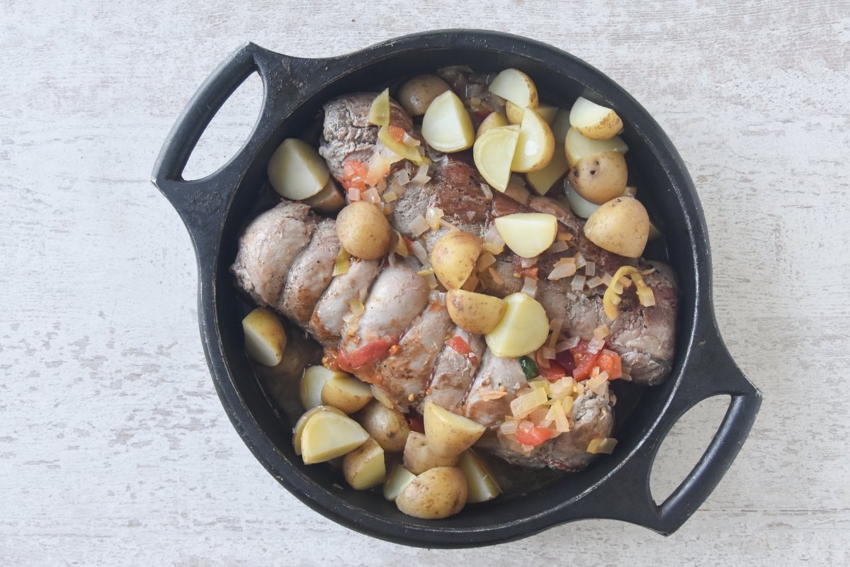 Repartimos las patatas y el sofrito con el solomillo relleno