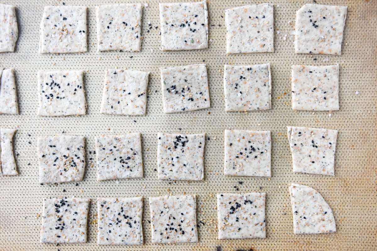 Repartimos las semillas por encima de los crackers