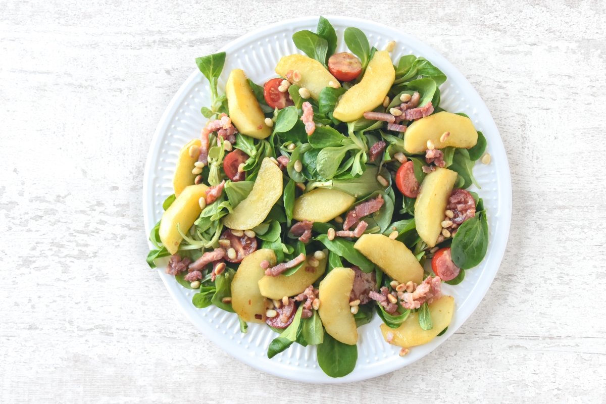 Repartimos los ingredientes de la ensalada en un plato