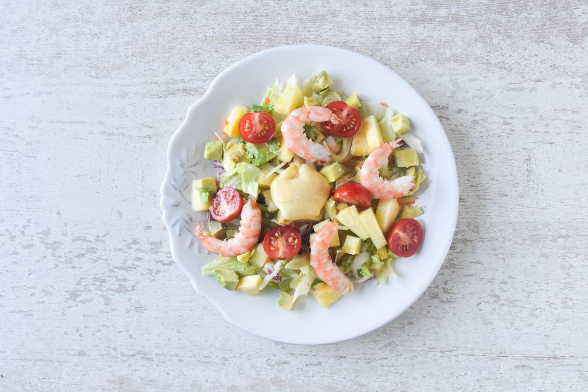 Repartimos los ingredientes de la ensalada tropical en un plato