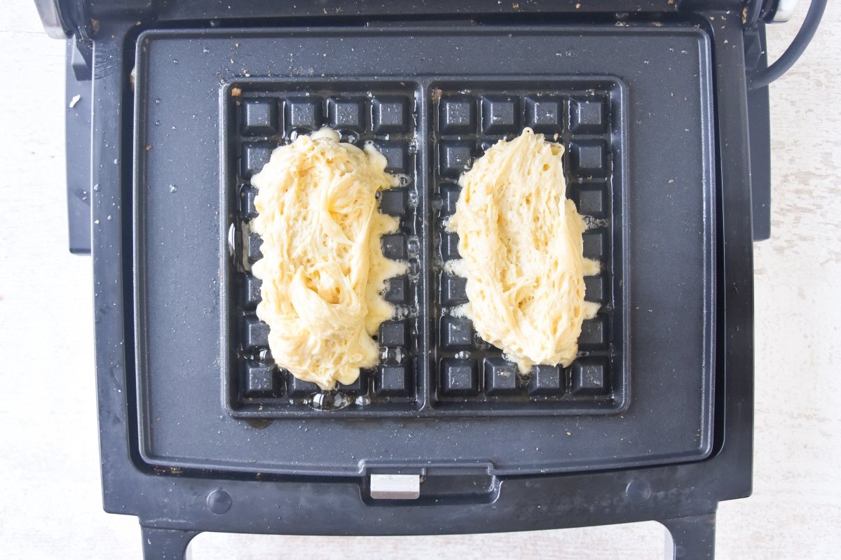 Repartimos porciones de masa sin gluten en la gofrera