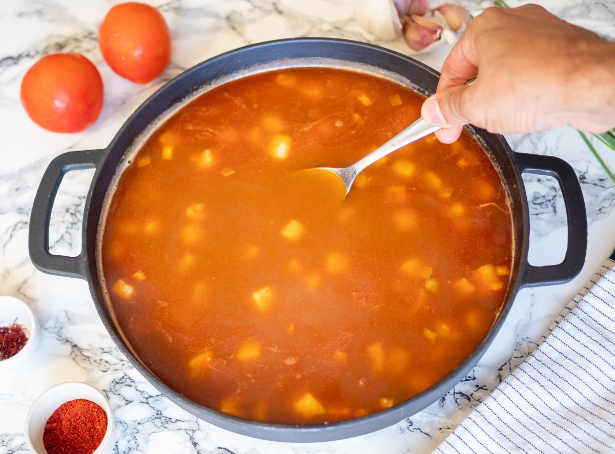 repartir el arroz para el arroz con sepia y gambas