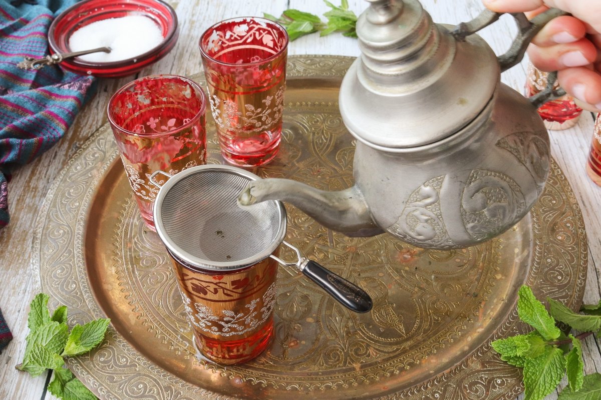 Repartir en los vasos el té marroquí