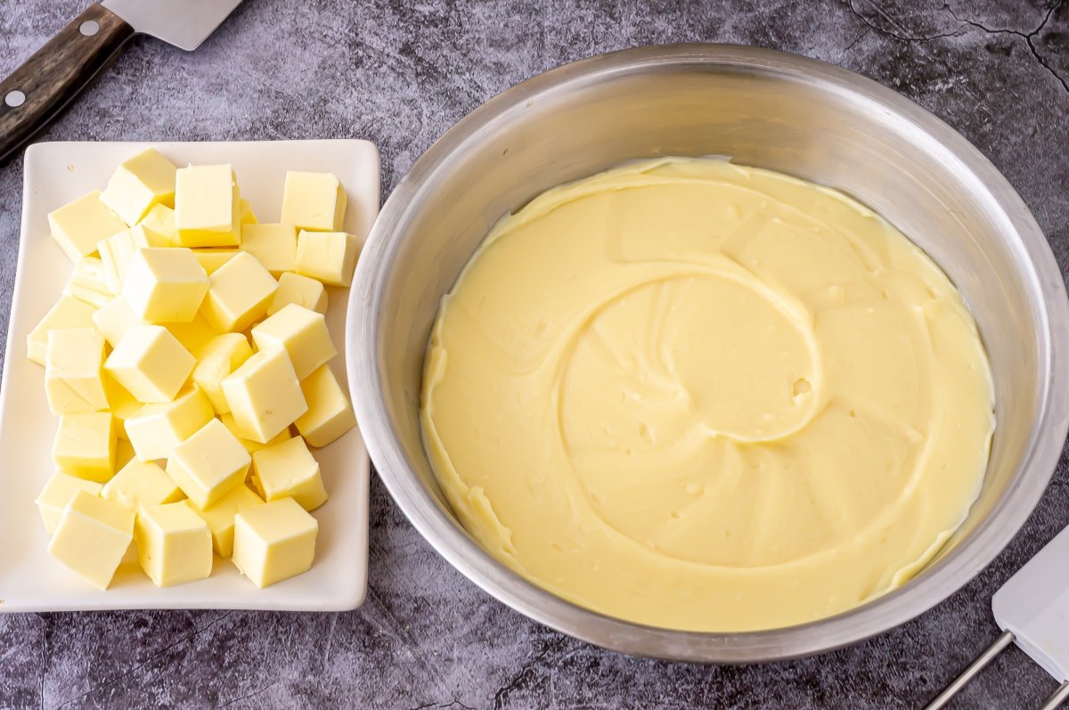 Reposar la crema pastelera para la karpatka
