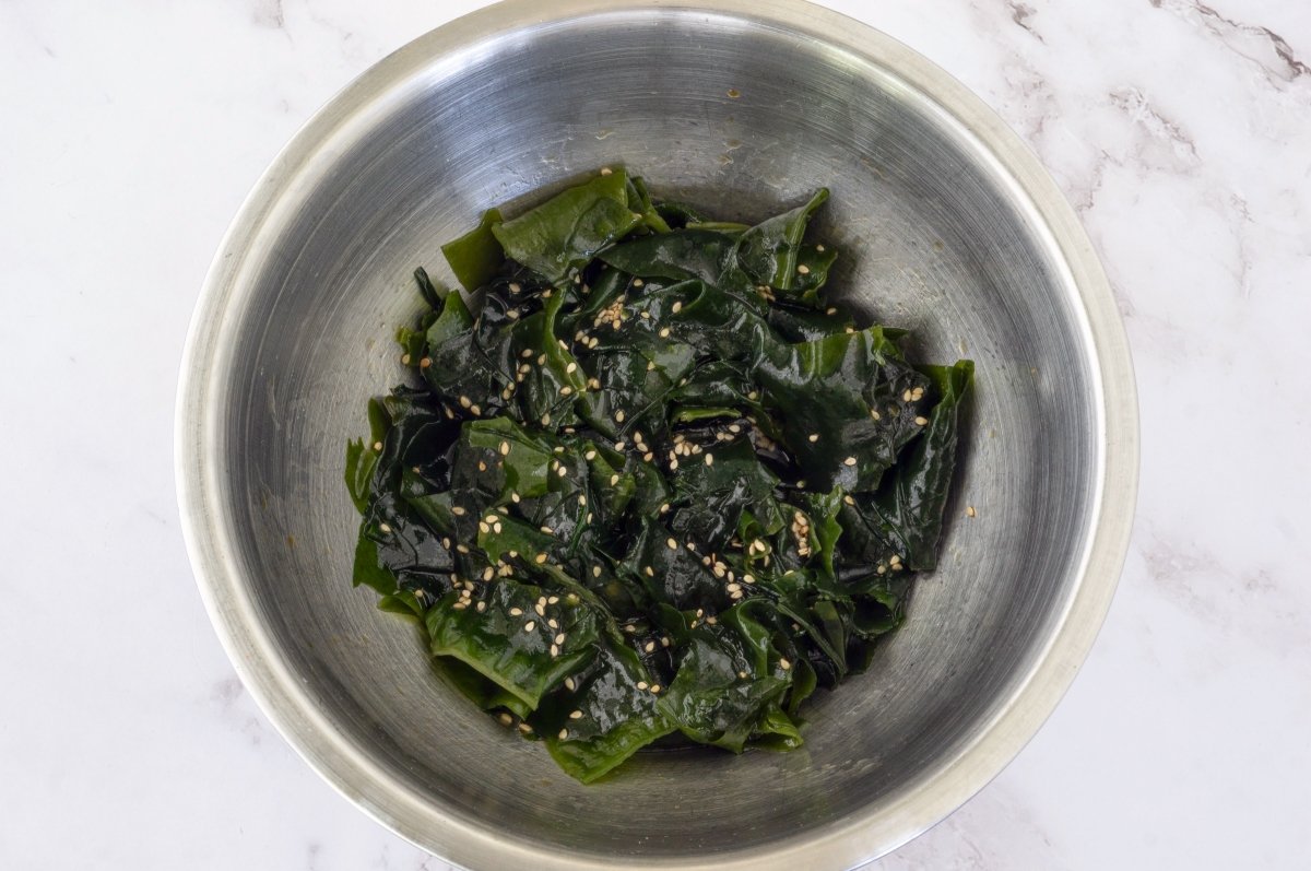 Reposar la ensalada wakame