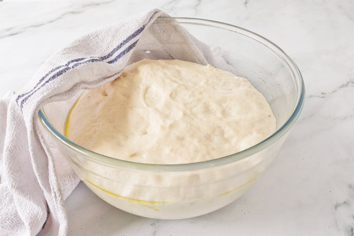 Reposar la masa de la focaccia en freidora de aire