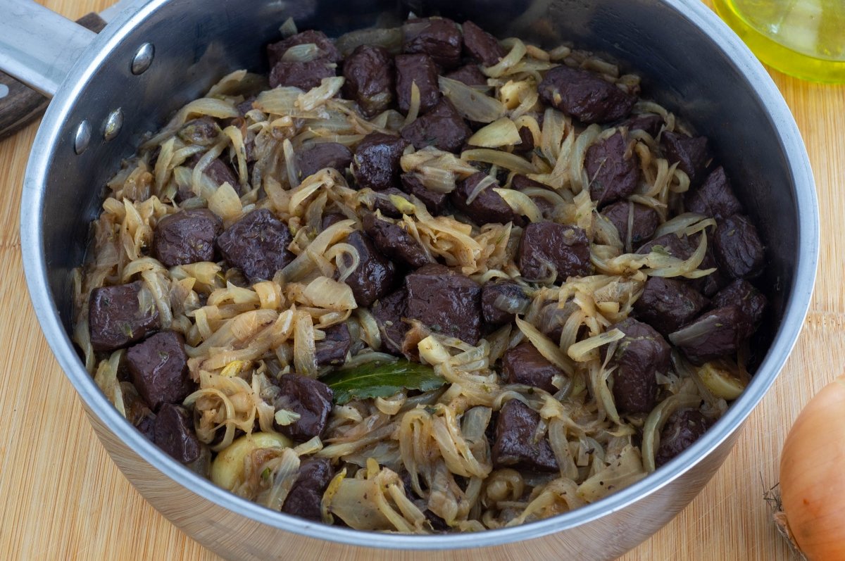 Reposar la sangre encebollada y servir