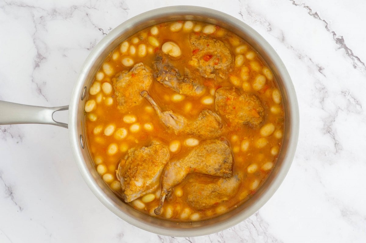 Reposar las pochas con codorniz