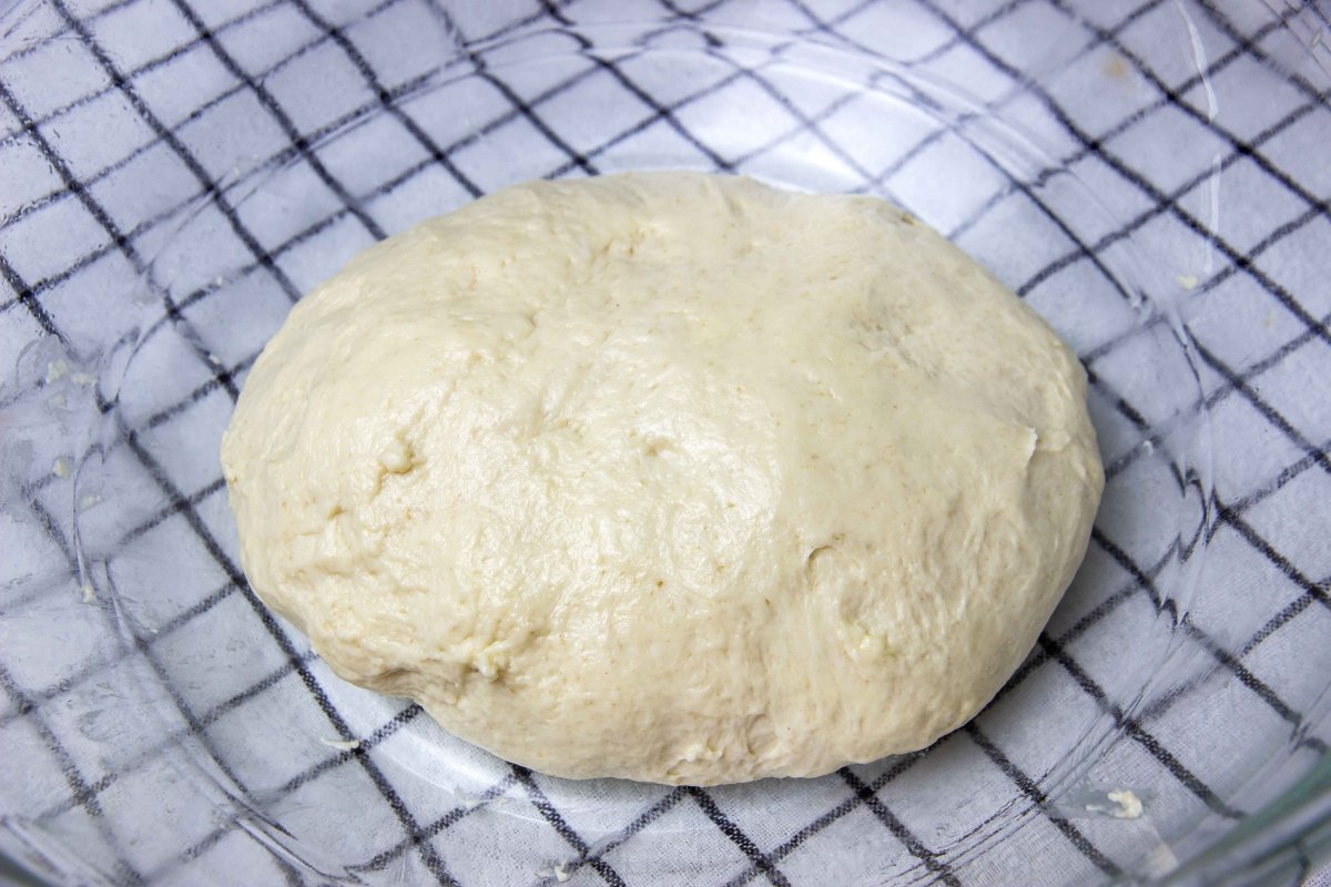 Reposar masa de pan muffuletta en un bol