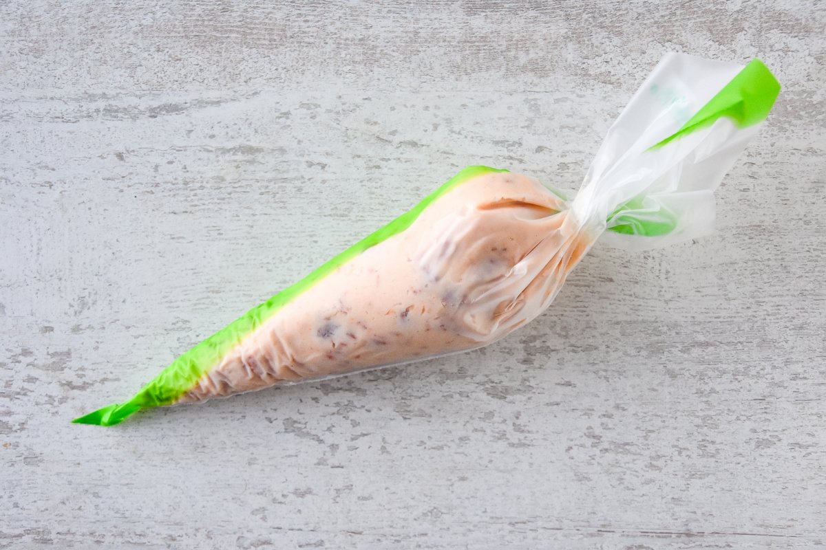 Reservamos la masa de las croquetas de chistorra en una manga pastelera