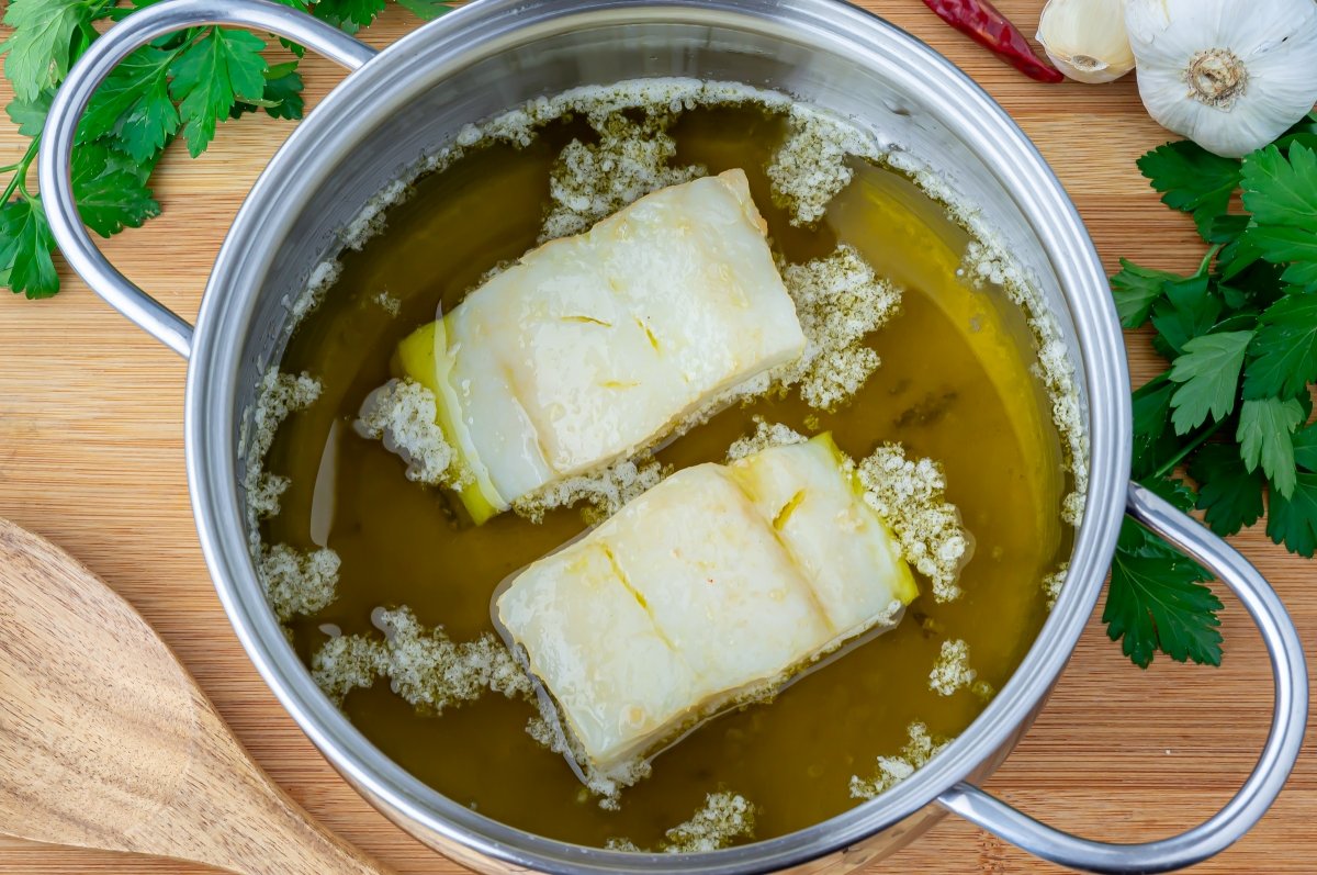 Reservar el bacalao con los ajos y guindillas en un plato para hacer el pil-pil
