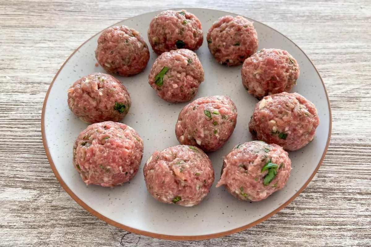 Albóndigas en salsa española al horno 8 Reservar las albóndigas caseras en un plato