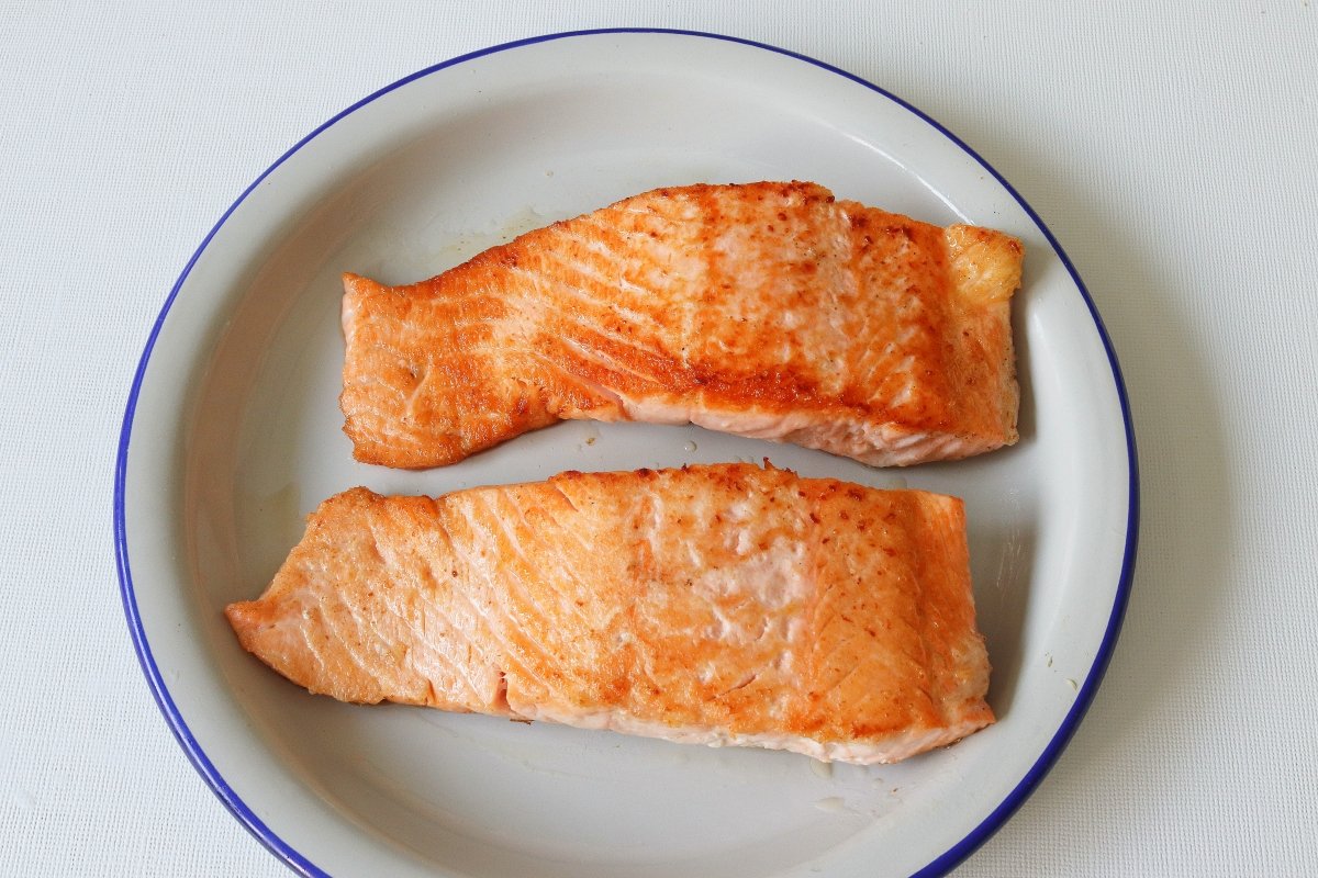 Reservar los lomos de salmón en salsa de limón