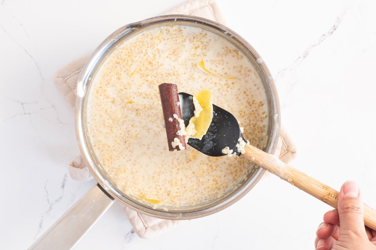 Retiramos el limón y la canela de la quinoa con leche
