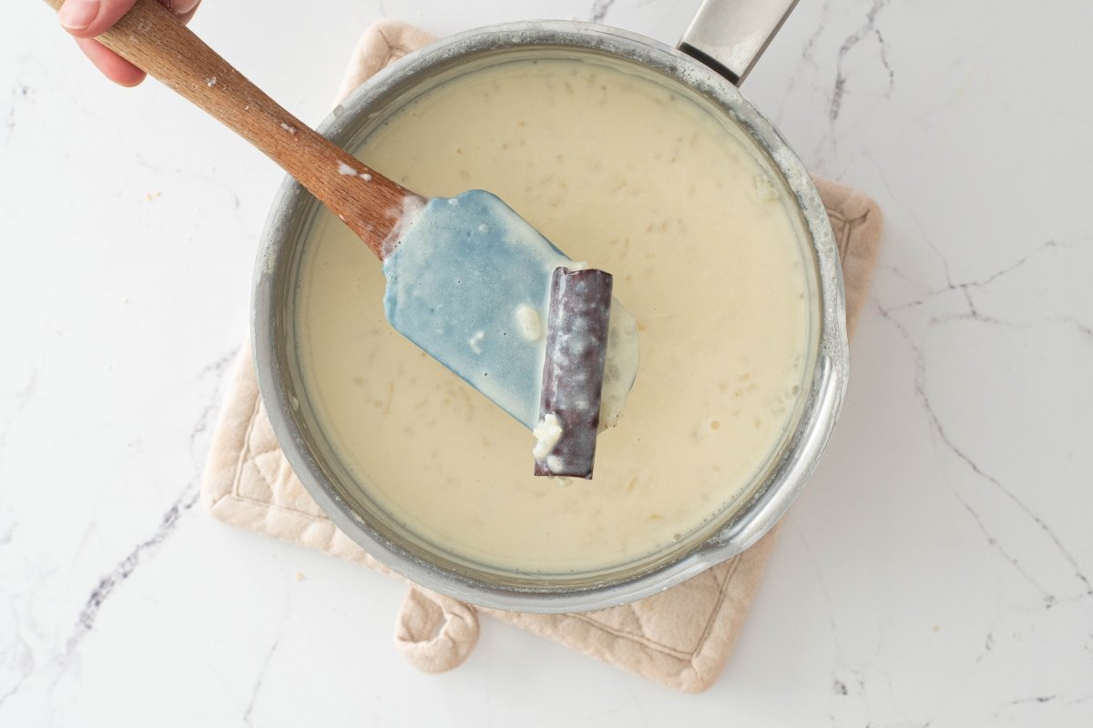 Retiramos la canela de la tarta de arroz con leche