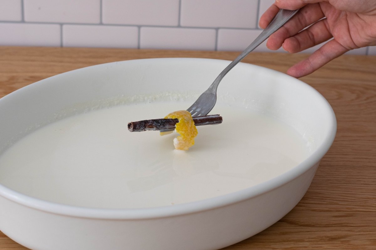 Retiramos la canela y el limón de la leche de las torrijas de leche