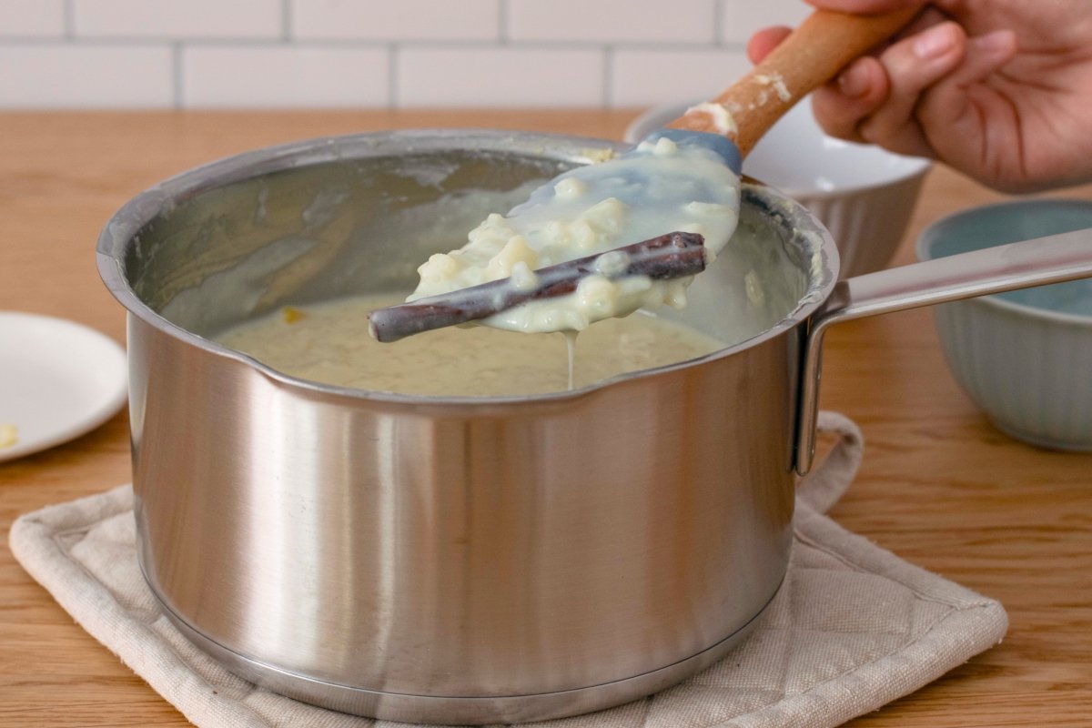 Retiramos la canela y el limón del arroz con leche