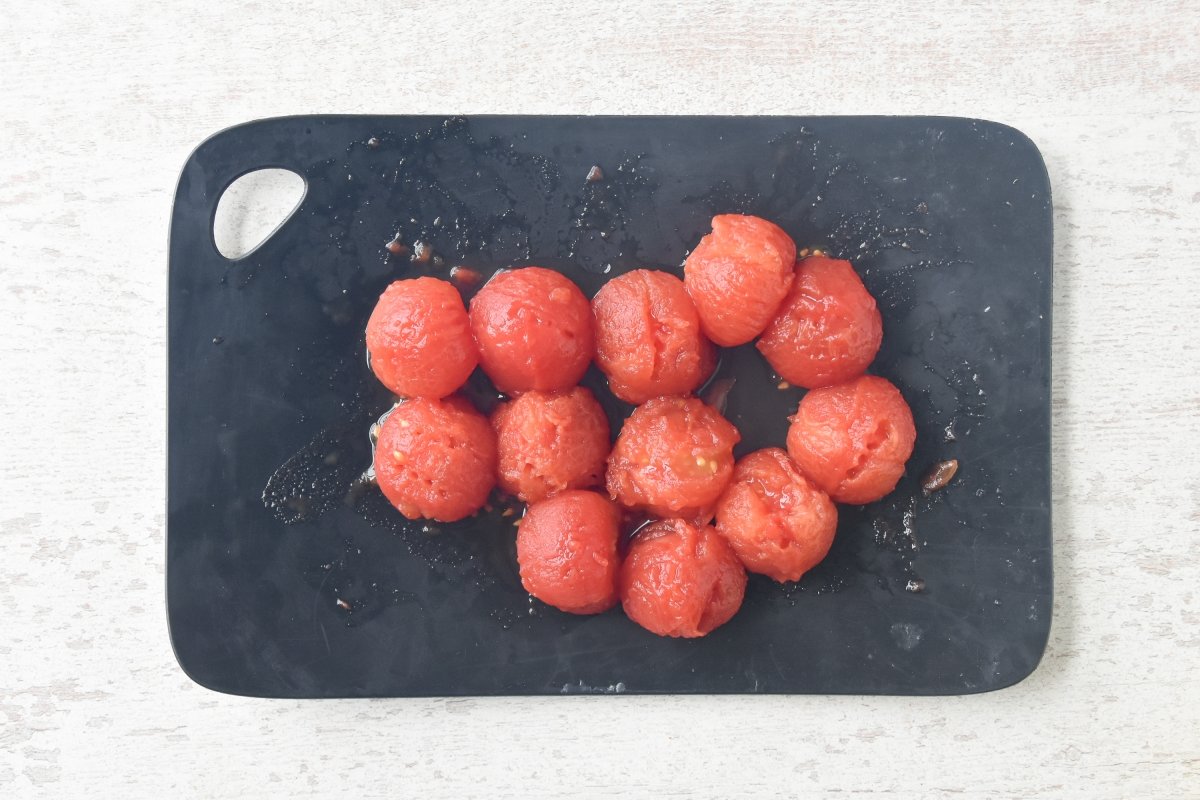 Retiramos la piel a los tomates una vez escaldados