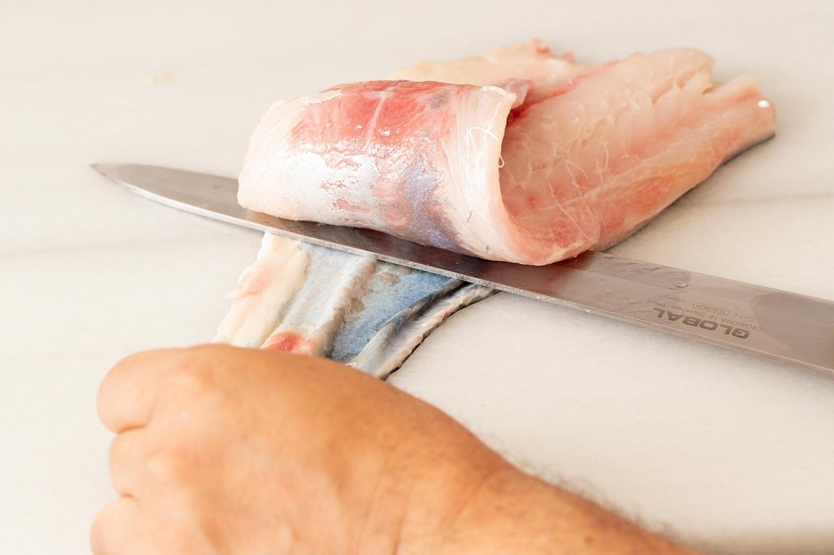 Retiramos la piel del sashimi