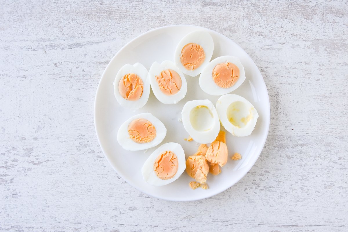 Retiramos la yema de los huevos duros