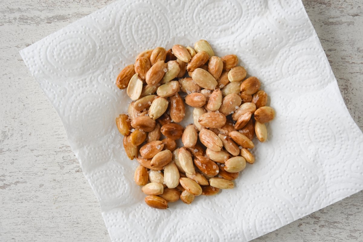 Retiramos las almendras a un plato con papel de cocina