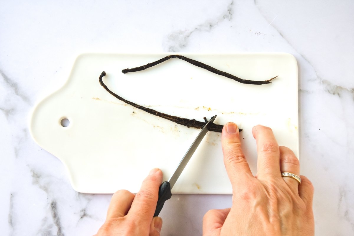 Retiramos las semillas de la vainilla