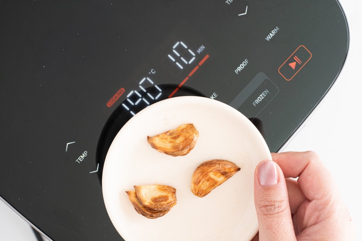 Retiramos los ajos de la salsa brava