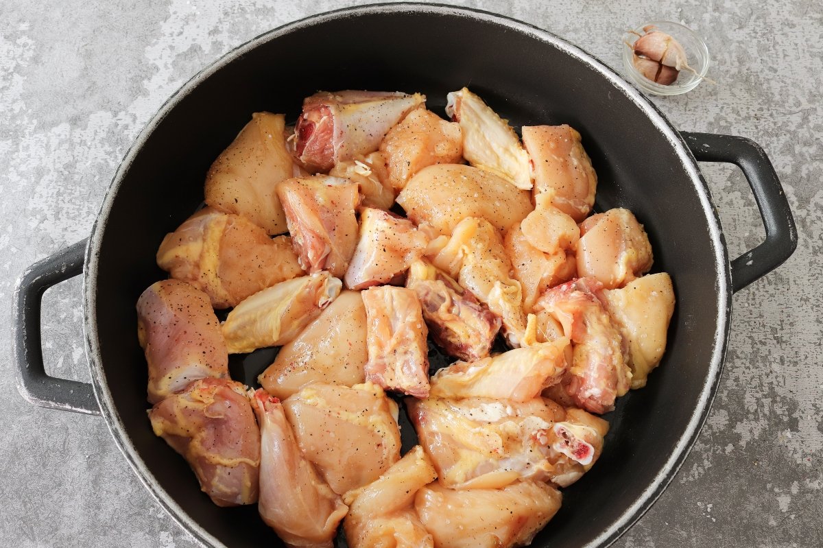 Retirar ajos y freír pollo al ajillo