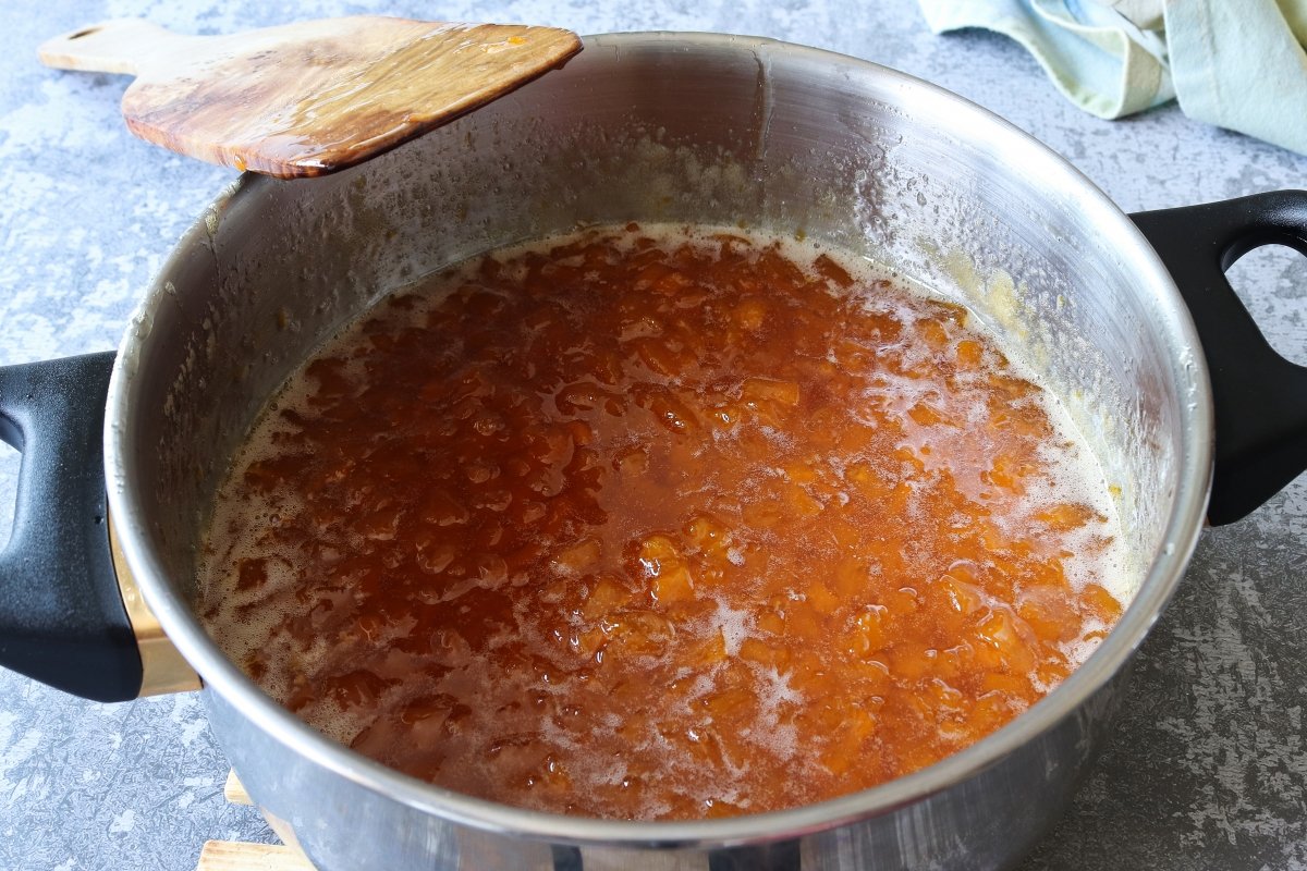 Retirar del fuego mermelada de melocotón