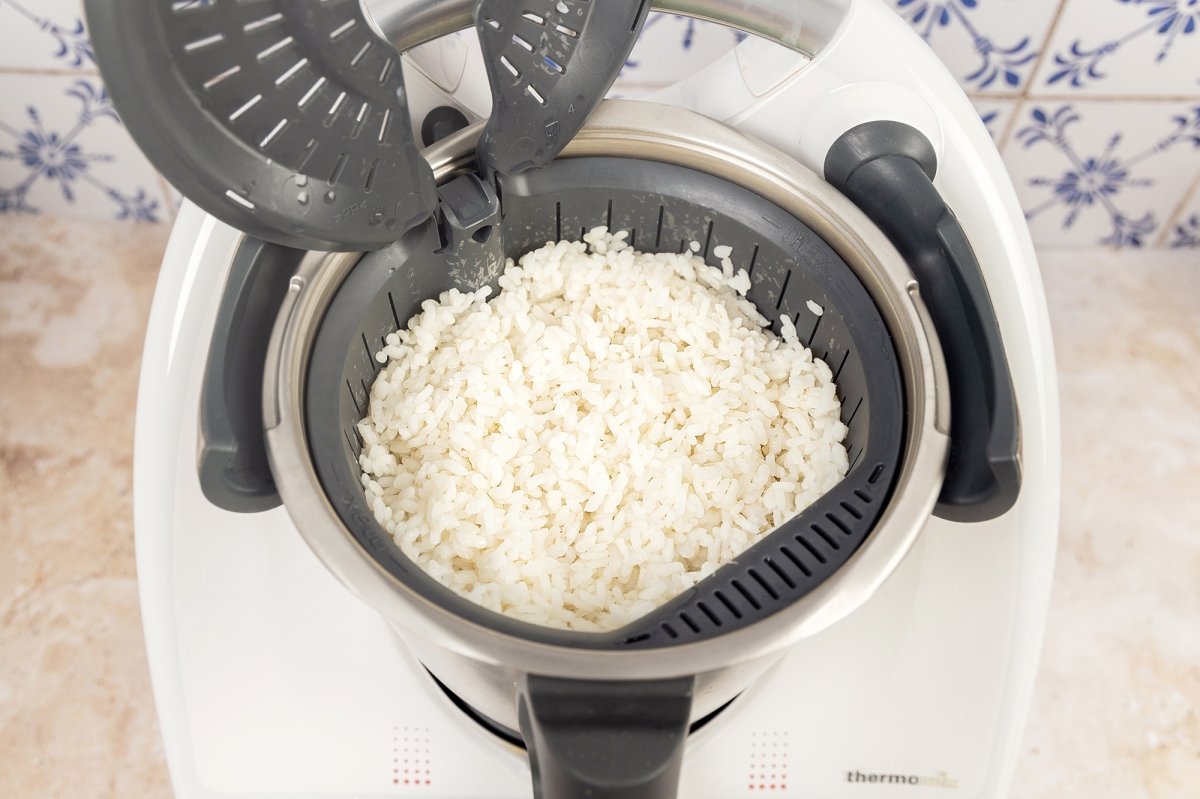 Retirar el cestillo con el arroz ya cocido