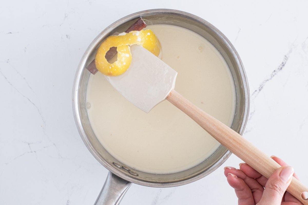 Retirar el limón y la canela