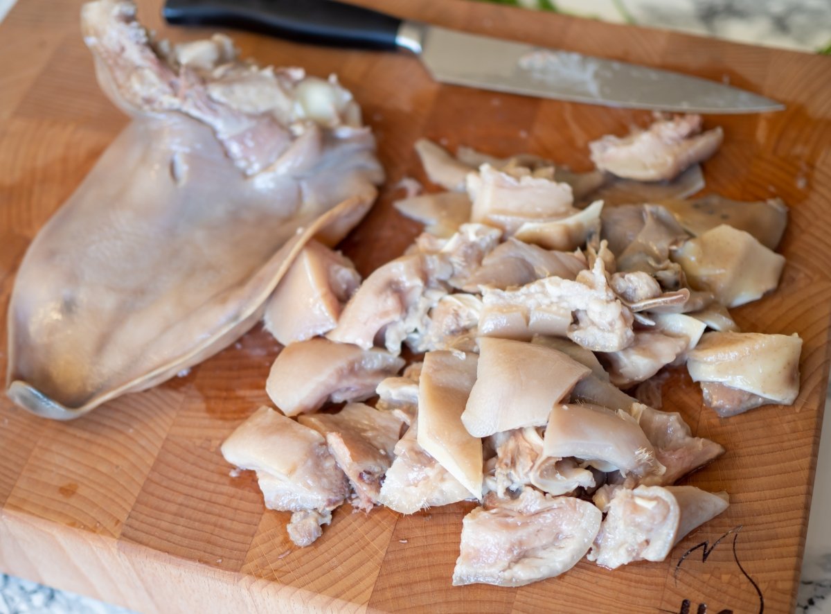 Retirar la oreja de la olla, dejar escurrir y enfriar y trocear para la oreja de cerdo a la plancha