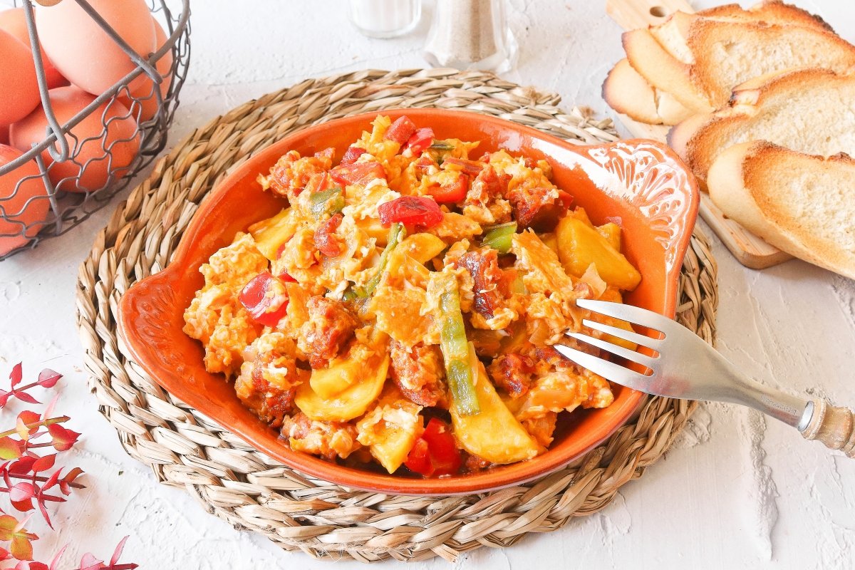 Revuelto campero con chorizo y jamón