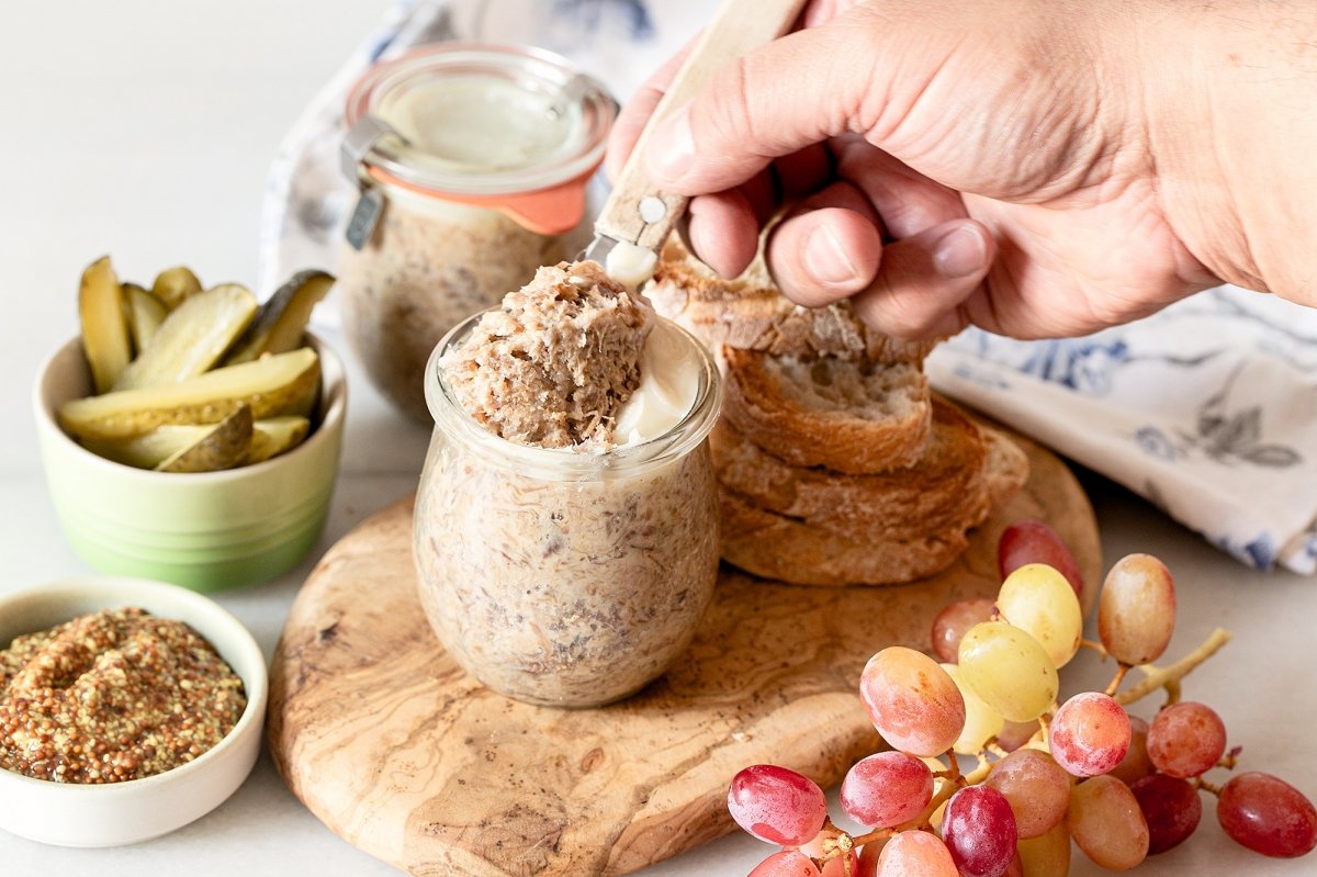 Rillettes de cerdo mostrando su textura
