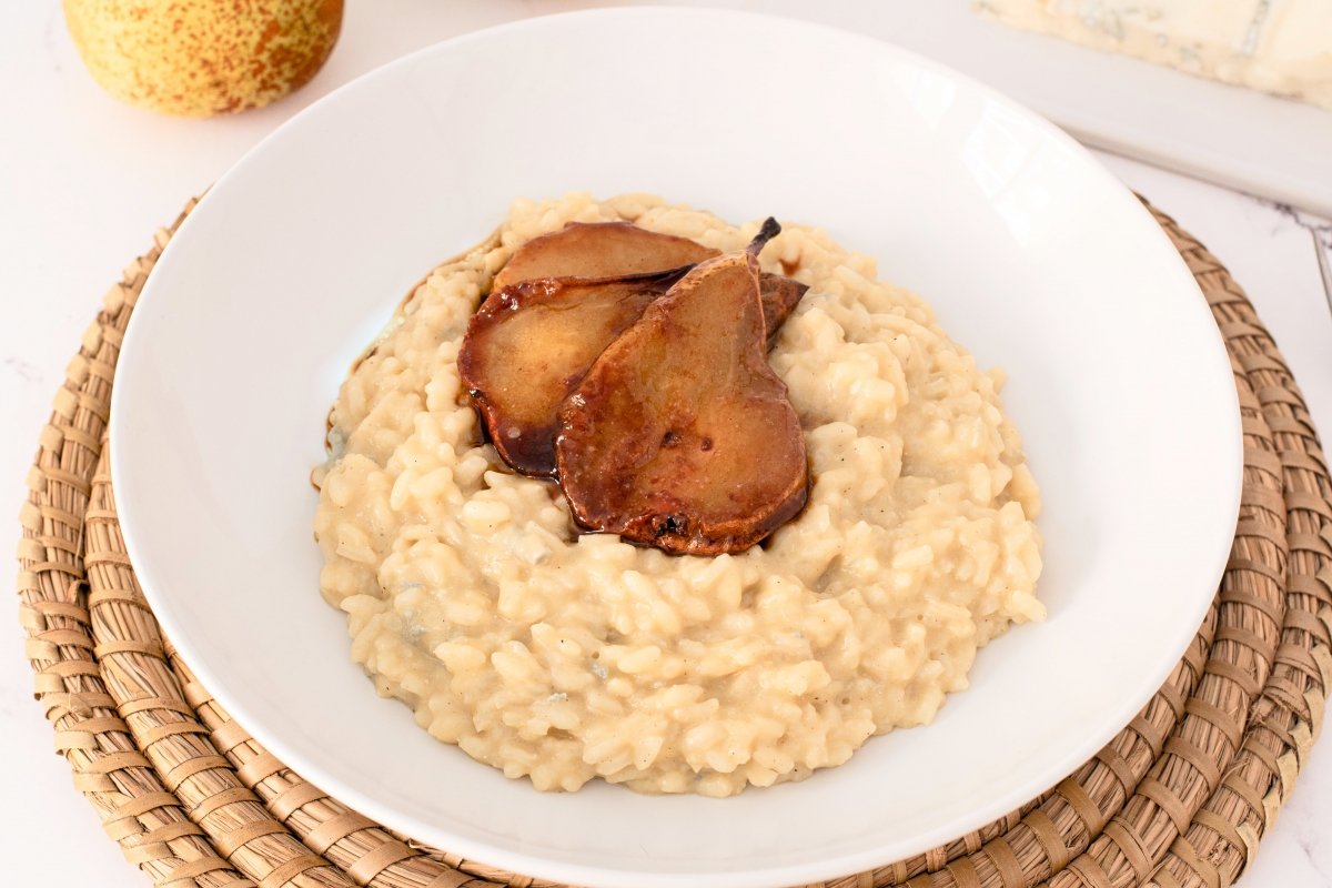 Risotto de queso gorgonzola y pera listo para servir