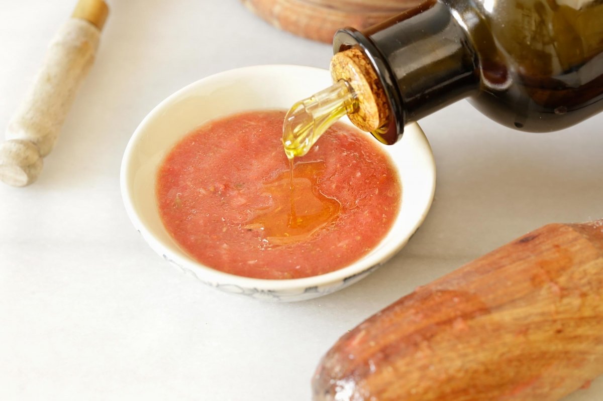 Rociamos la salsa con aceite de oliva