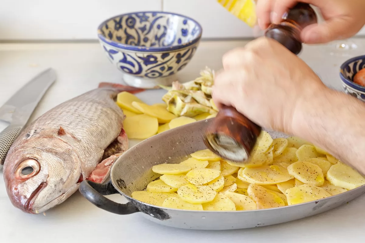 Rociamos las patatas con pimienta molida *
