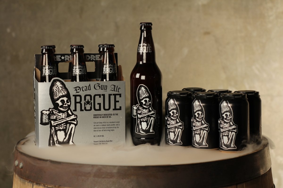 Rogue Dead Guy Ale disponible en diferentes formatos de botella y lata