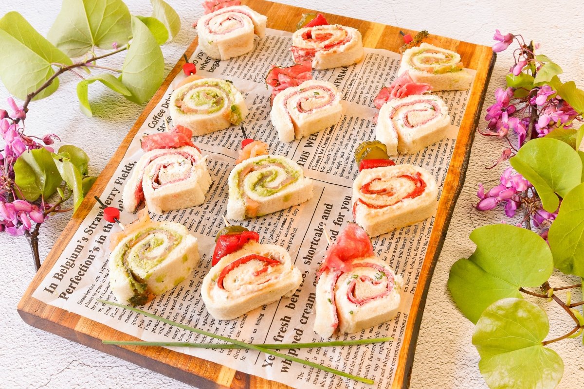 Rollitos de pan de molde listos para servir