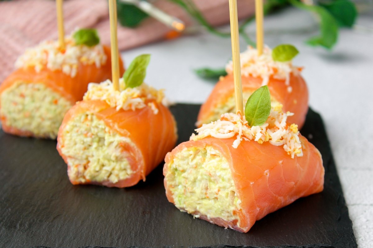 Rollitos de salmón ahumado rellenos, deliciosa receta de aperitivo