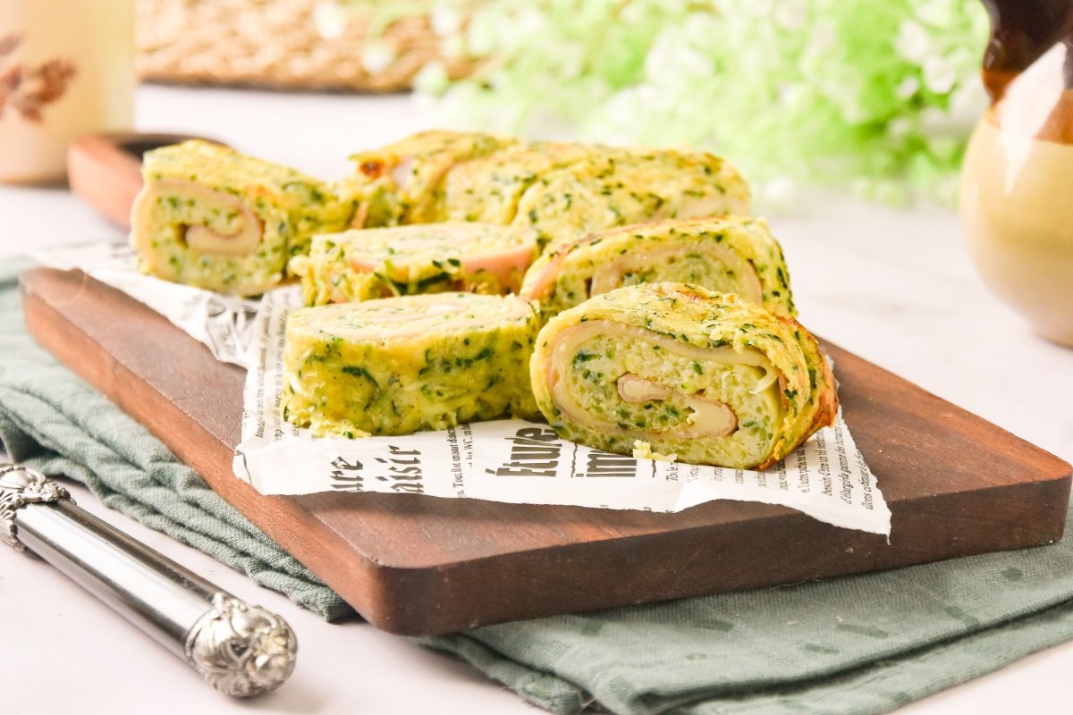 Rollo de calabacín relleno de jamón y queso casero