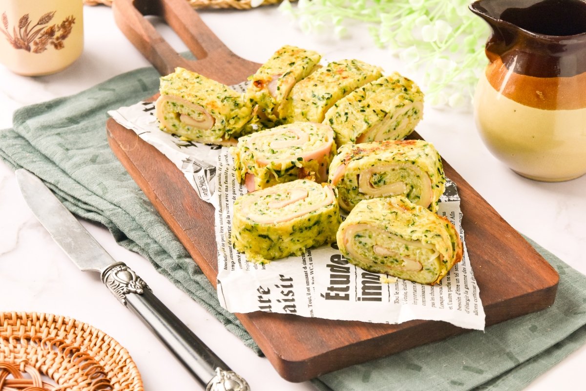 Rollo de calabacín relleno de jamón y queso listo para comer