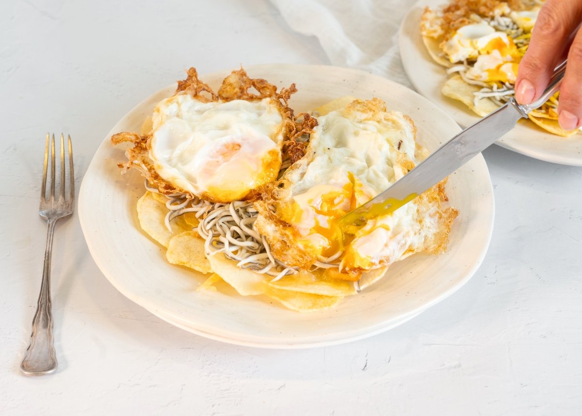 Rompiendo huevos de los huevos rotos con gulas